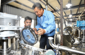 陳良剛董事長在膜車間指導生產(chǎn)