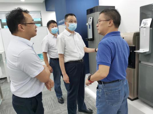 啟動儀式后，中消協(xié)一行參觀立升凈水解決方案展區(qū)