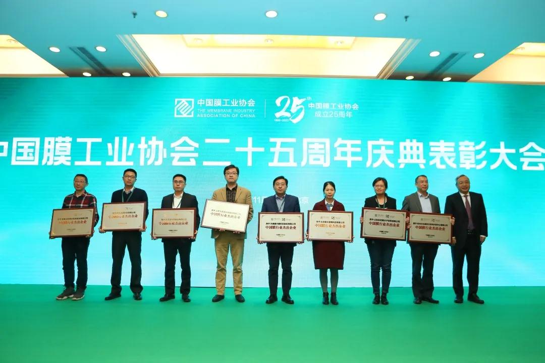 立昇企業(yè)副總經(jīng)理陳清，代表立昇企業(yè)出席活動領(lǐng)獎