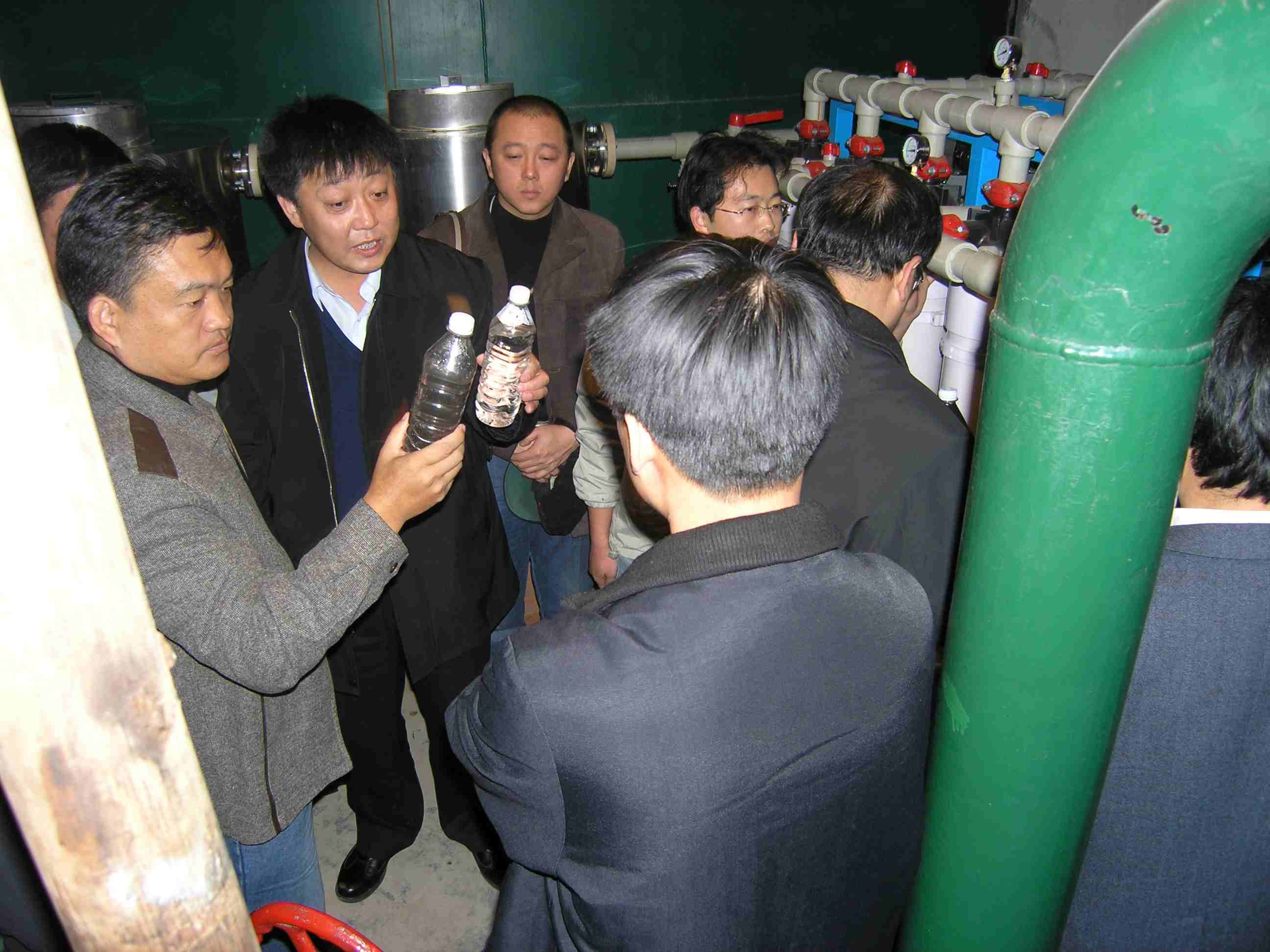 陳良剛(左一)在大慶油田油水分離水處理現(xiàn)場 陳良剛(左一)在大慶油田油水分離水處理現(xiàn)場