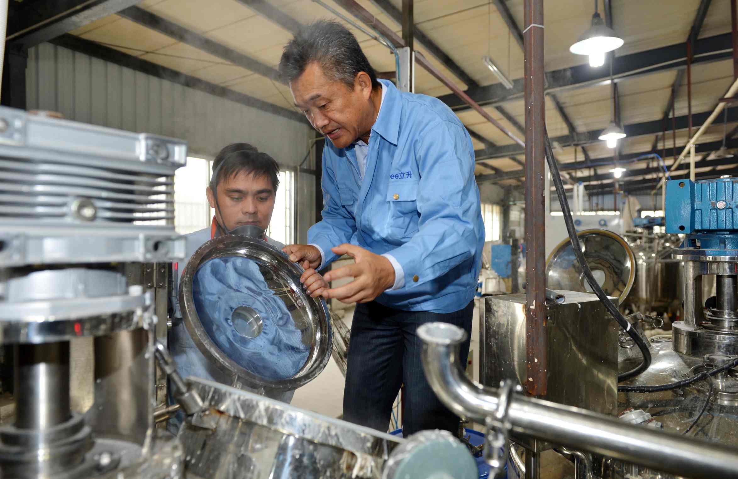 陳良剛在車間指導(dǎo)生產(chǎn) 陳良剛在車間指導(dǎo)生產(chǎn)